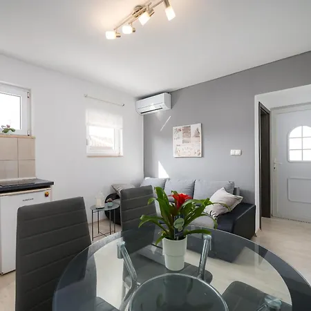 Апартаменты Charming Rose 1&2 With Pool Пореч